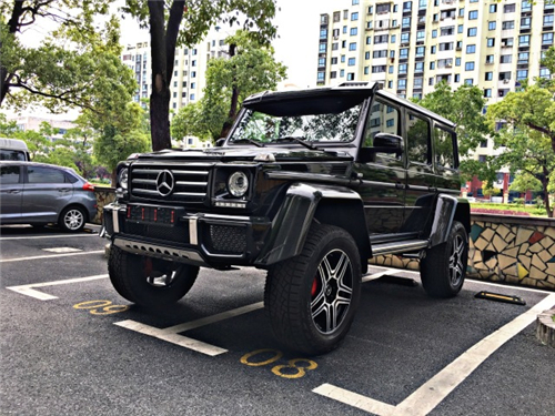 2018款奔驰g500 4x4²是一部纯粹的全地形越野车,粗犷的外观