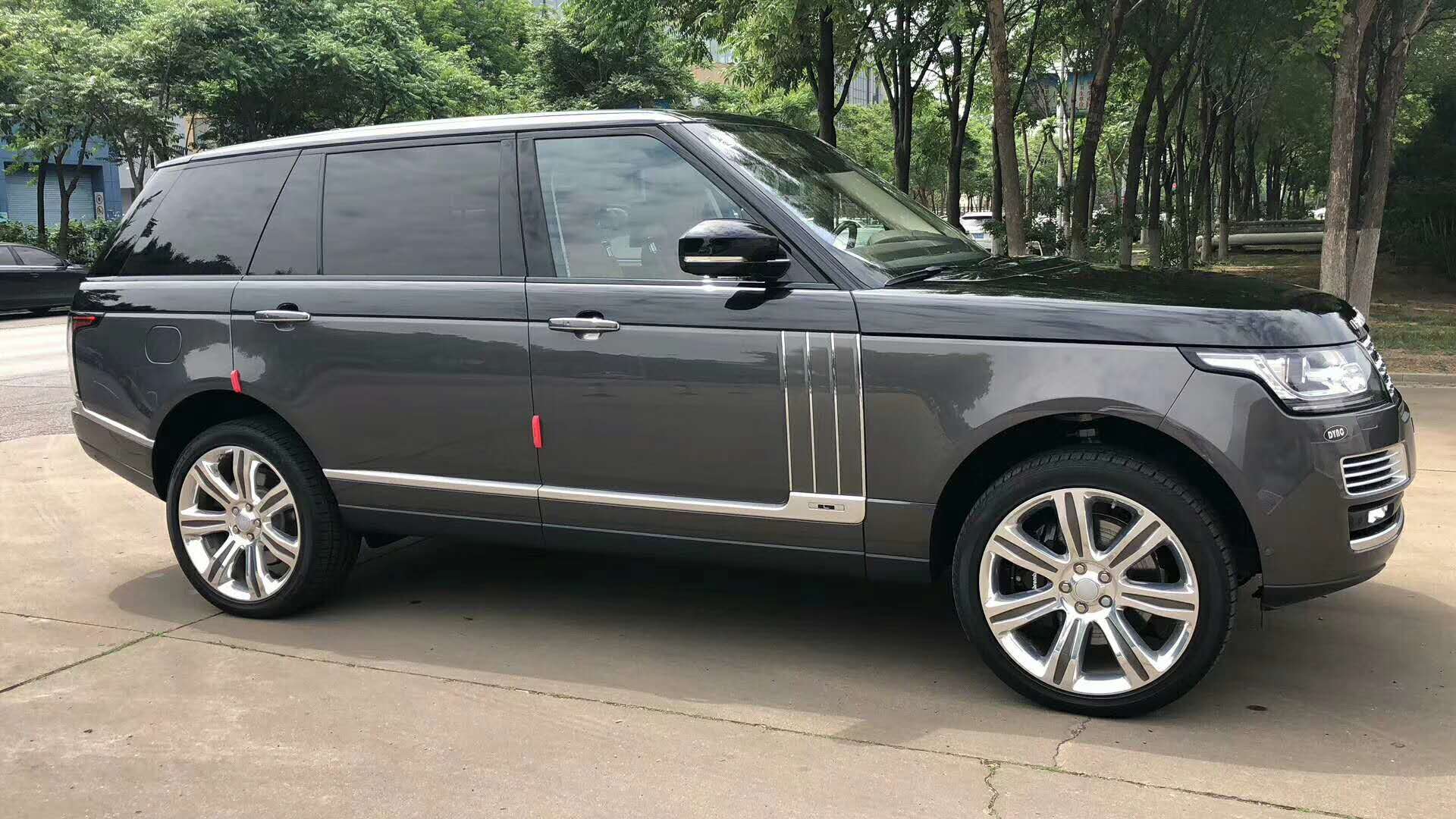 揽胜5.0巅峰SV创世加长版双拼颜色的外观,搭配造型简洁棱角分明又充满霸气的外观形象,展现无极限的奢侈豪华品质。长方形蜂窝状进气格栅使巅峰SV显得十分高贵,镀铬装饰布满整个车身,进一步彰显了独特的身份。 路虎揽胜创世加长配置:重型越野包双差速锁,22战盾轮、抬头显示,雷达测距,前后冰箱,1700瓦音响,英国女王签名,小桌板带桃木,原厂后备箱游艇木板,桃木方向盘,冬季加热功能,车道偏离,现车手续齐全路虎揽胜巅峰创世加长SV5.