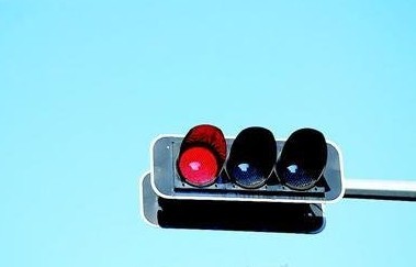 【交通规则红绿灯常识红灯有强制禁行含义-哈