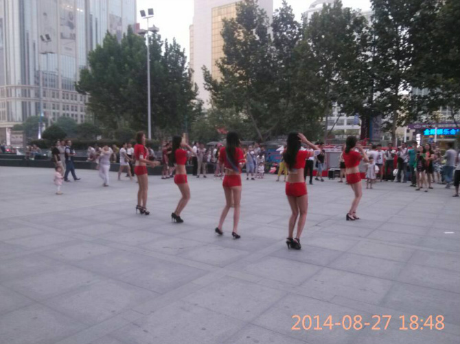 【快闪美女闪现国贸 看妹纸集赞赢大奖_河南四