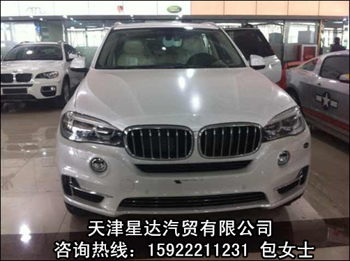面:2014款宝马X5引擎盖上突起的线条更加剧了这种英气,即使是在高清图片