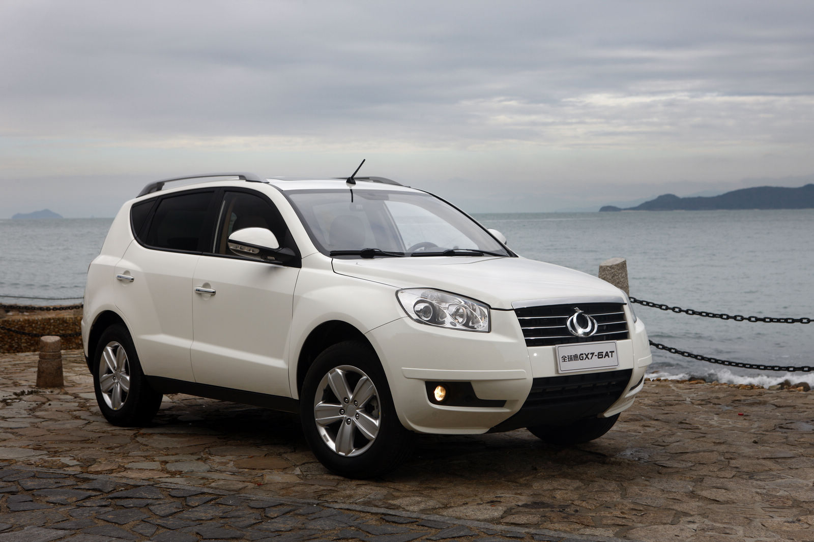 【自主6ATSUV代表作全球鹰GX7对比奔腾X8