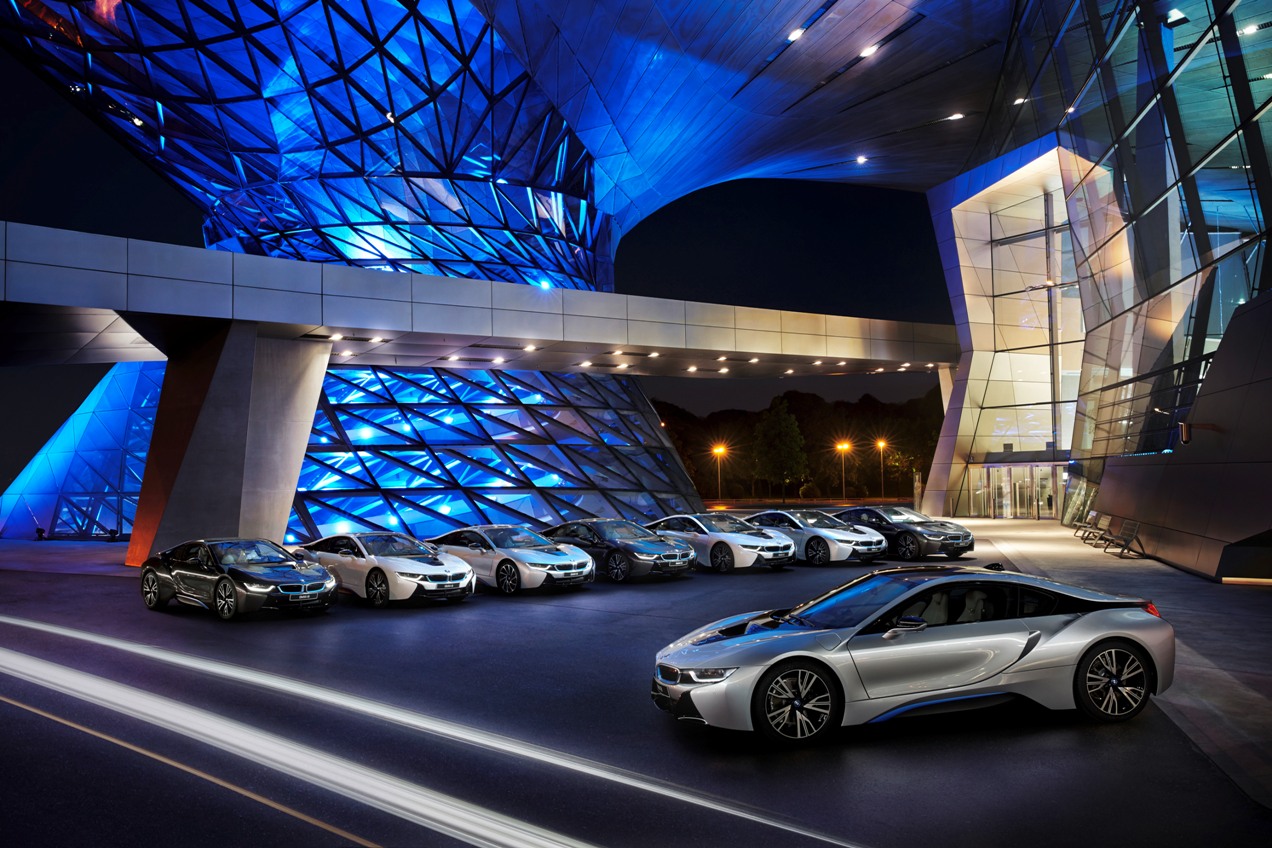 全球首批bmw i8插电式混合动力跑车在慕尼黑的宝马世界交付客户使用