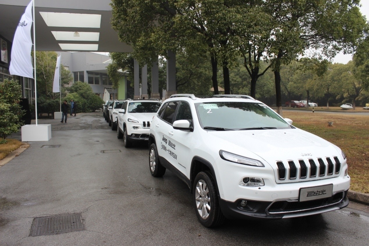 jeep吉普自由光荣获多功能用途车型大奖高清图片