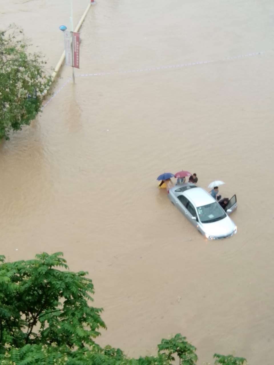 【暴雨又来了,车辆涉水怎么办?_塘厦福特4S店