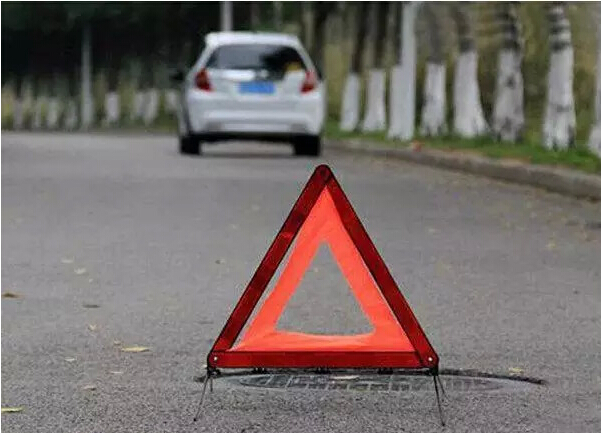 如何正确使用三角警示牌放置位置很关键_启辰