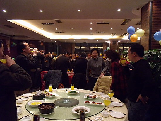 公司领导上台致酒辞，大家端上酒杯干干干！