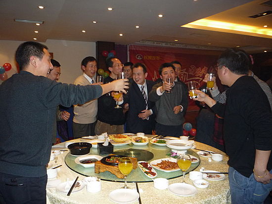 公司领导与员工们一起举杯畅饮