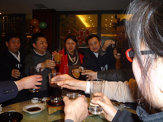 公司领导与员工们一起举杯畅饮