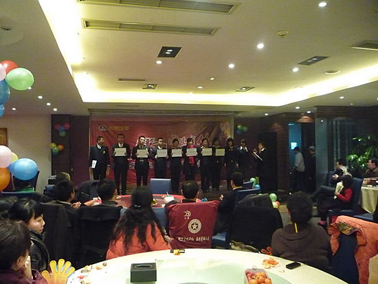 4S店展厅表演的舞台剧《相亲相爱》