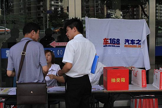工作人员热心接待