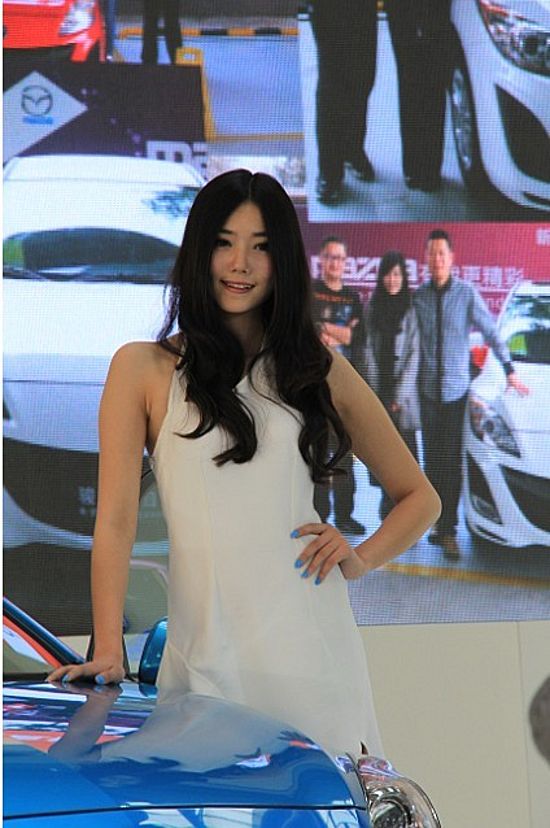 美女车模