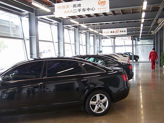 AAA二手车中心车辆的停放处，精心的打造，等待您的光临