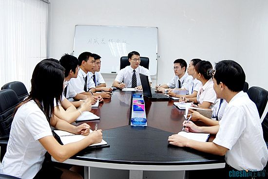 深圳粤迪在认真地讨论工作.JPG