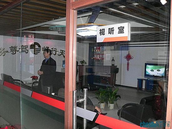 从外往里看，何不迈进了