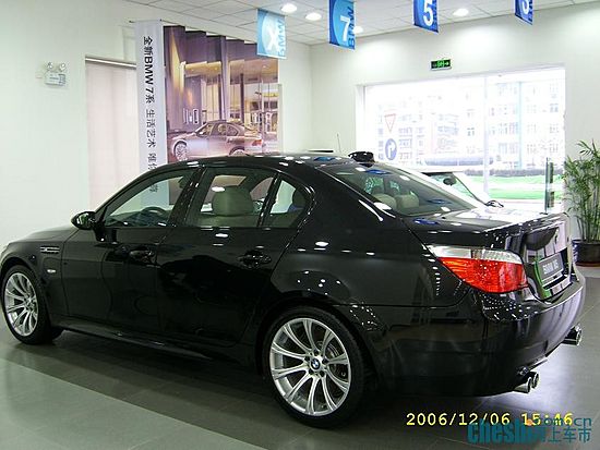 从侧面看宝马M5