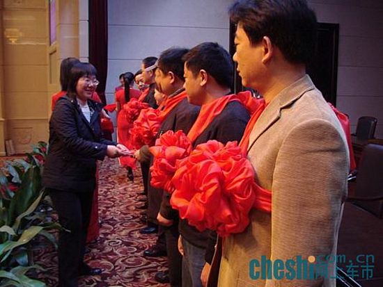 湖南永通公司总会计师杨文东女士在颁奖9.jpg