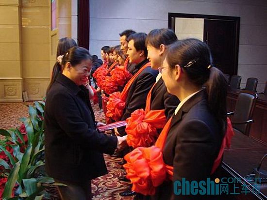 集团公司领导在颁发先进奖6.jpg