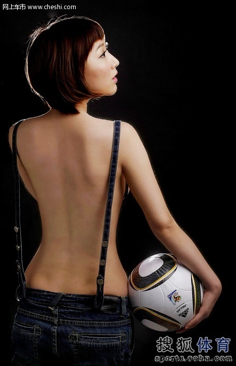 搜狐非常天使选手李悠，是来自吉林长春的。今年24岁，身高1.68米，体重48公斤。李悠是个水瓶座A型血的女生。生活中的她比较理性，喜欢新鲜的事物，向往自由自在的生活。“我觉得自己的性格时而开朗时而安静，视具体环境而定。和相熟的朋友在一起时我很活泼；但是每到一个陌生的环境，我通常比较低调，给人感觉不太容易接近。”李悠如是说。