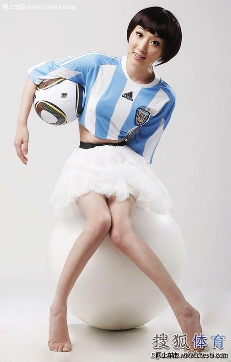 搜狐非常天使选手李悠，是来自吉林长春的。今年24岁，身高1.68米，体重48公斤。李悠是个水瓶座A型血的女生。生活中的她比较理性，喜欢新鲜的事物，向往自由自在的生活。“我觉得自己的性格时而开朗时而安静，视具体环境而定。和相熟的朋友在一起时我很活泼；但是每到一个陌生的环境，我通常比较低调，给人感觉不太容易接近。”李悠如是说。