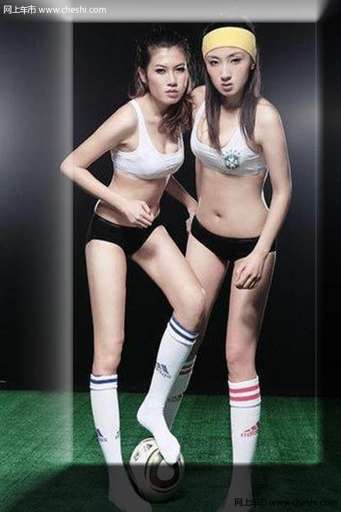 北京时间7月2日晚10点 2010南非世界杯1/4决赛将在巴西和荷兰这两支队伍中展开，为此车模足球宝贝拍摄写真提前预演本场比赛。
