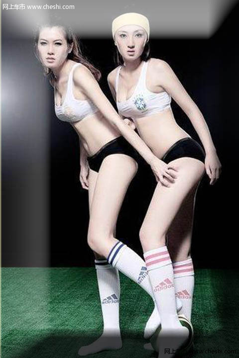 北京时间7月2日晚10点 2010南非世界杯1/4决赛将在巴西和荷兰这两支队伍中展开，为此车模足球宝贝拍摄写真提前预演本场比赛。
