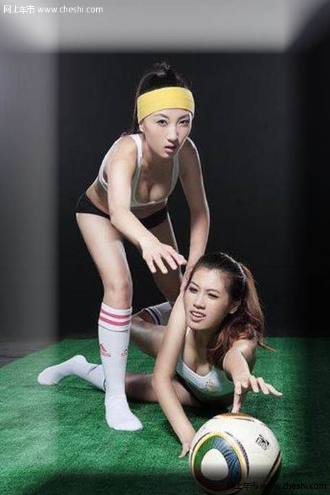 北京时间7月2日晚10点 2010南非世界杯1/4决赛将在巴西和荷兰这两支队伍中展开，为此车模足球宝贝拍摄写真提前预演本场比赛。
