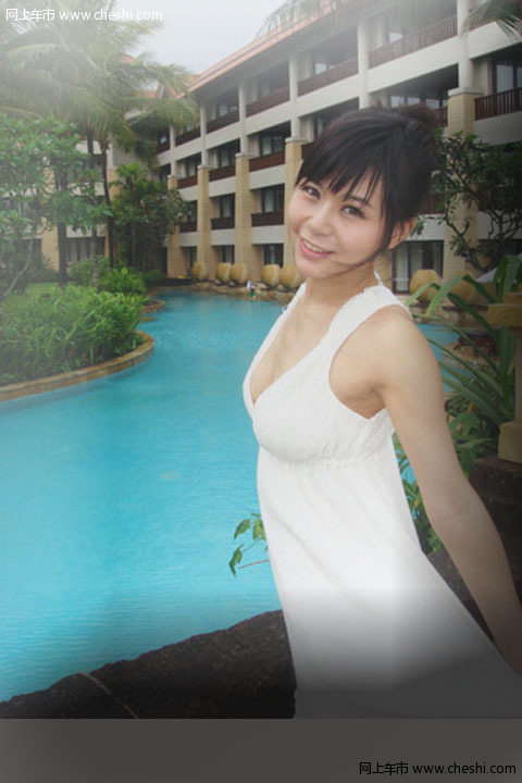 北京，电影《倩女幽魂》7月1日举行开机仪式。刘亦菲与母亲一同抵达发布会现场，身穿玫红色露肩礼服的刘亦菲胸前春光大好，母亲紧随其后，怀揣相机贴身“保护”女儿---------