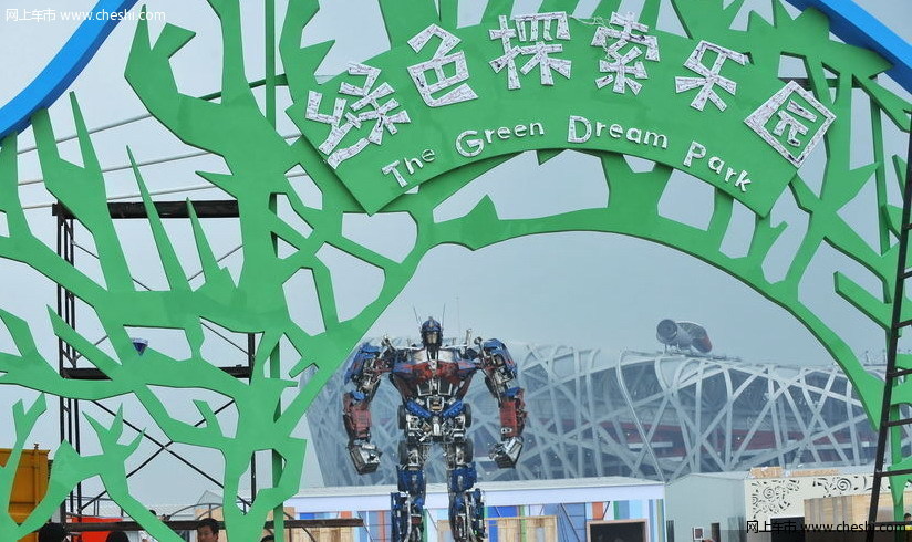 10米巨型变形金刚“擎天柱”降临鸟巢