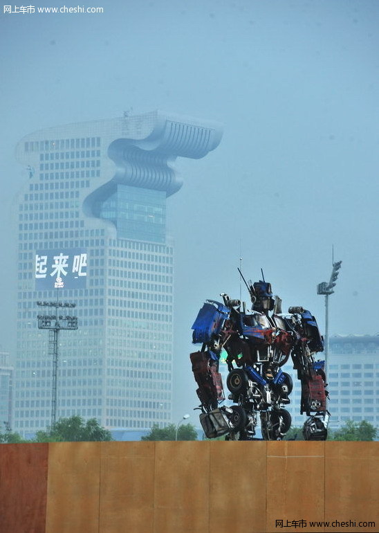 10米巨型变形金刚“擎天柱”降临鸟巢