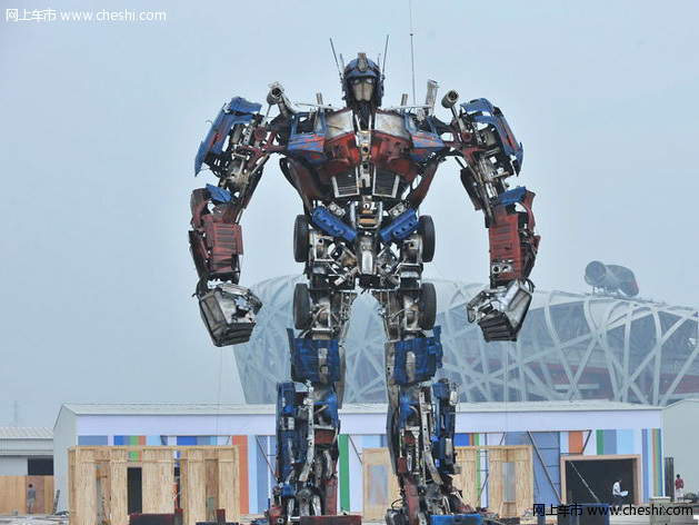 10米巨型变形金刚“擎天柱”降临鸟巢