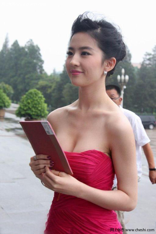 北京，电影《倩女幽魂》7月1日举行开机仪式。刘亦菲与母亲一同抵达发布会现场，身穿玫红色露肩礼服的刘亦菲胸前春光大好，母亲紧随其后，怀揣相机贴身“保护”女儿---------