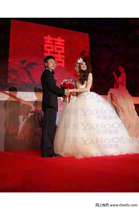 北京时间7月11日消息，体操名将、奥运冠军李小鹏和妻子李安琪在北京东方君悦大酒店补办了国内婚宴。李小鹏的恩师黄玉斌、奥运冠军杨威、熊倪、陈一冰、何雯娜、罗雪娟等众多亲朋好友也都到场祝贺。据参加婚礼的嘉宾介绍，婚礼现场布置非常浪漫，一块3米高、8米宽的背景板上印有李小鹏和李安琪的婚纱照，中间由一根红色丝带的平衡木相连，背板中间则是一个大大的喜字。-