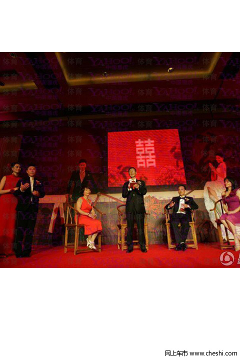 北京时间7月11日消息，体操名将、奥运冠军李小鹏和妻子李安琪在北京东方君悦大酒店补办了国内婚宴。李小鹏的恩师黄玉斌、奥运冠军杨威、熊倪、陈一冰、何雯娜、罗雪娟等众多亲朋好友也都到场祝贺。据参加婚礼的嘉宾介绍，婚礼现场布置非常浪漫，一块3米高、8米宽的背景板上印有李小鹏和李安琪的婚纱照，中间由一根红色丝带的平衡木相连，背板中间则是一个大大的喜字。-