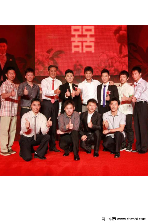 北京时间7月11日消息，体操名将、奥运冠军李小鹏和妻子李安琪在北京东方君悦大酒店补办了国内婚宴。李小鹏的恩师黄玉斌、奥运冠军杨威、熊倪、陈一冰、何雯娜、罗雪娟等众多亲朋好友也都到场祝贺。据参加婚礼的嘉宾介绍，婚礼现场布置非常浪漫，一块3米高、8米宽的背景板上印有李小鹏和李安琪的婚纱照，中间由一根红色丝带的平衡木相连，背板中间则是一个大大的喜字。-