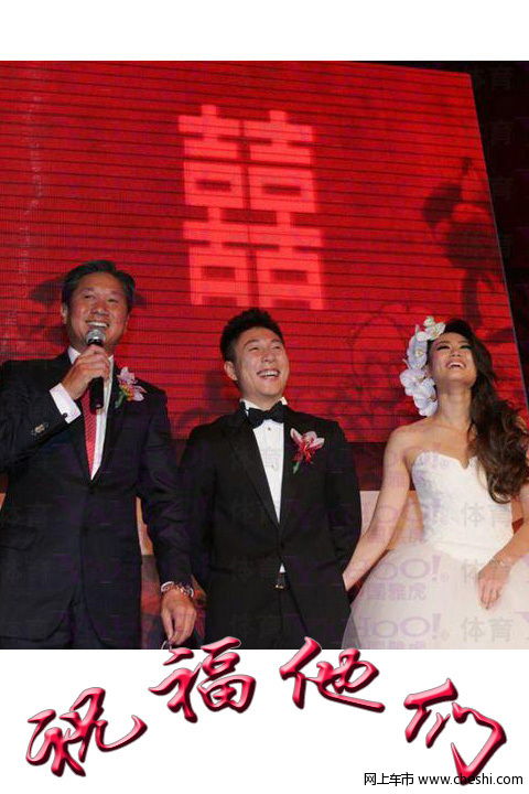 北京时间7月11日消息，体操名将、奥运冠军李小鹏和妻子李安琪在北京东方君悦大酒店补办了国内婚宴。李小鹏的恩师黄玉斌、奥运冠军杨威、熊倪、陈一冰、何雯娜、罗雪娟等众多亲朋好友也都到场祝贺。据参加婚礼的嘉宾介绍，婚礼现场布置非常浪漫，一块3米高、8米宽的背景板上印有李小鹏和李安琪的婚纱照，中间由一根红色丝带的平衡木相连，背板中间则是一个大大的喜字。-