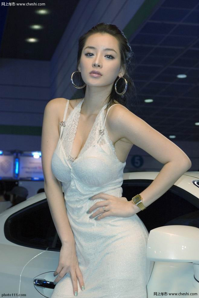 沉醉的午夜，令人迷惘的城市逐渐模糊，只剩下霓虹点亮轮廓，空洞的内心期待畅快歌唱。夜色中妩媚女郎，和性感小跑为您展现一场放纵狂欢。