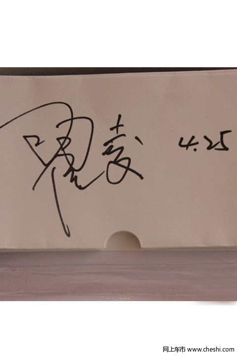 王思懿，这位来内地发展的香港明星，不仅拥有模特出身的骄人身材，而且还拥有风情万种的美丽脸蛋。 从内地一炮打响了“潘金莲”之后，王思懿从此走上了家喻户晓的明星道路。而近几年从《蓝色妖姬》，到《紫金勋章》，到《信是有缘》，还是到《大染坊》，王思懿演绎的一直是那种天生有着骄贵气质的女人。