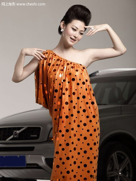 王思懿，这位来内地发展的香港明星，不仅拥有模特出身的骄人身材，而且还拥有风情万种的美丽脸蛋。 从内地一炮打响了“潘金莲”之后，王思懿从此走上了家喻户晓的明星道路。而近几年从《蓝色妖姬》，到《紫金勋章》，到《信是有缘》，还是到《大染坊》，王思懿演绎的一直是那种天生有着骄贵气质的女人。