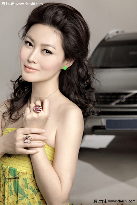 王思懿，这位来内地发展的香港明星，不仅拥有模特出身的骄人身材，而且还拥有风情万种的美丽脸蛋。 从内地一炮打响了“潘金莲”之后，王思懿从此走上了家喻户晓的明星道路。而近几年从《蓝色妖姬》，到《紫金勋章》，到《信是有缘》，还是到《大染坊》，王思懿演绎的一直是那种天生有着骄贵气质的女人。