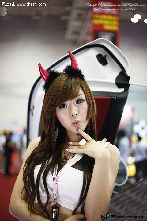 惊艳美女VS超级豪车 跑车就是这样炼成的