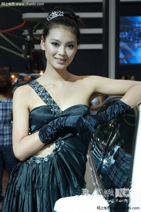 第十三届哈尔滨国际车展于8月在哈尔滨国际会展中心隆重举行。共有来自11个国家和地区的458家厂商参展，汇聚637台国内外最新车型，美女车模或靓丽时尚、或性感狂野，尤其是彩绘车模令人惊艳，成为镜头聚集的焦点。