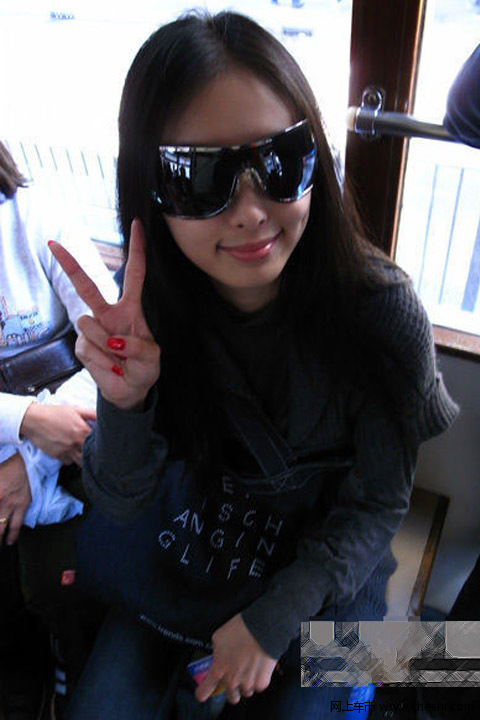 据网友bobofair曝料，3年前兽兽只初出茅庐，兽兽被前男友拍LZ到处散播，并扬言将其毁掉。杨迪是一个摄影师，利用家里关系把LZ这事摆平了，并且报警托人进行异地监控。然后利用个人关系穷其心力把兽兽推红，此时他们也成了男女朋友关系。杨迪说兽兽博客里的大部分都是他写的，并且养了兽兽3年，杨家待她如亲生女儿。随着兽兽名气越来越大，就把杨迪甩了。但兽兽对杨迪家里不好，他妈还给兽兽下跪过.....