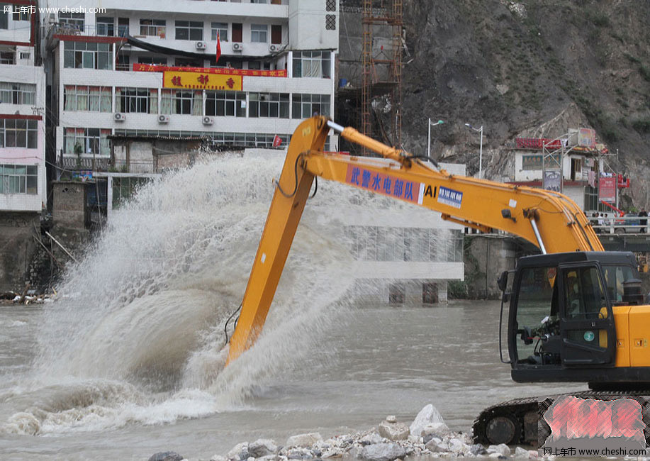 8月18日，甘肃舟曲泥石流灾区，一辆挖掘机将一辆被泥石流冲毁的小轿车从废墟中推了出来，让前来认领的车主将车拉走。