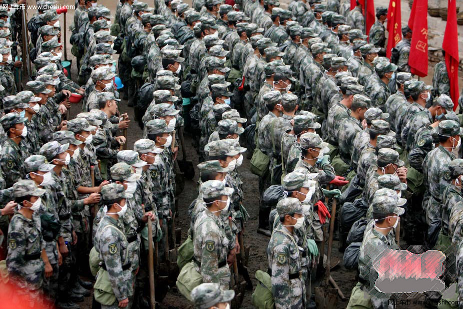 8月18日，甘肃舟曲泥石流灾区，一辆挖掘机将一辆被泥石流冲毁的小轿车从废墟中推了出来，让前来认领的车主将车拉走。