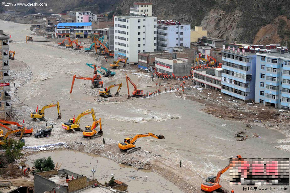 8月18日，甘肃舟曲泥石流灾区，一辆挖掘机将一辆被泥石流冲毁的小轿车从废墟中推了出来，让前来认领的车主将车拉走。