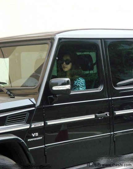 腾讯娱乐讯 8月25日，第十届长春电影节迎来了内地娱乐大佬赵本山，下午5点左右赵本山和众多弟子抵达长春并下榻宾馆。赵本山一行包括小沈阳、丫蛋、王金龙等众多从二人转界“转”到了演艺界的弟子，赵本山开着豪华保姆车来出席长春电影节彰显巨星身价。徒弟小沈阳亲开车门接师傅下车，鞍前马后尽力照顾。