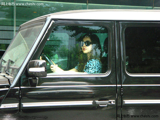 腾讯娱乐讯 8月25日，第十届长春电影节迎来了内地娱乐大佬赵本山，下午5点左右赵本山和众多弟子抵达长春并下榻宾馆。赵本山一行包括小沈阳、丫蛋、王金龙等众多从二人转界“转”到了演艺界的弟子，赵本山开着豪华保姆车来出席长春电影节彰显巨星身价。徒弟小沈阳亲开车门接师傅下车，鞍前马后尽力照顾。