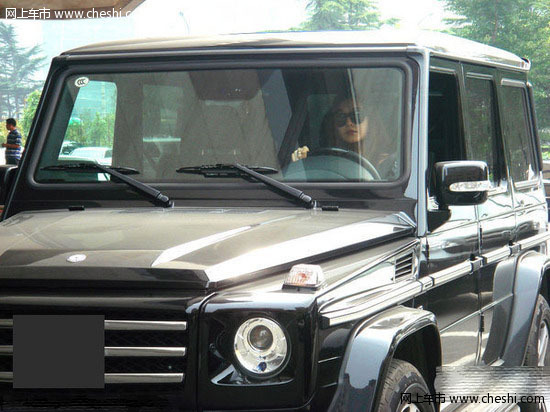 腾讯娱乐讯 8月25日，第十届长春电影节迎来了内地娱乐大佬赵本山，下午5点左右赵本山和众多弟子抵达长春并下榻宾馆。赵本山一行包括小沈阳、丫蛋、王金龙等众多从二人转界“转”到了演艺界的弟子，赵本山开着豪华保姆车来出席长春电影节彰显巨星身价。徒弟小沈阳亲开车门接师傅下车，鞍前马后尽力照顾。