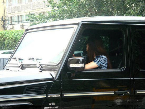 腾讯娱乐讯 8月25日，第十届长春电影节迎来了内地娱乐大佬赵本山，下午5点左右赵本山和众多弟子抵达长春并下榻宾馆。赵本山一行包括小沈阳、丫蛋、王金龙等众多从二人转界“转”到了演艺界的弟子，赵本山开着豪华保姆车来出席长春电影节彰显巨星身价。徒弟小沈阳亲开车门接师傅下车，鞍前马后尽力照顾。